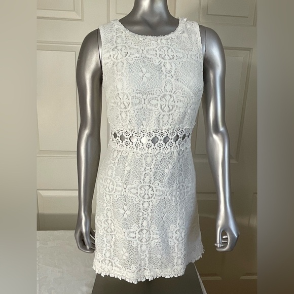 Topshop Dresses & Skirts - TopShop white sleeveless eyelet Lace Sleeveless short dress Women Size 4